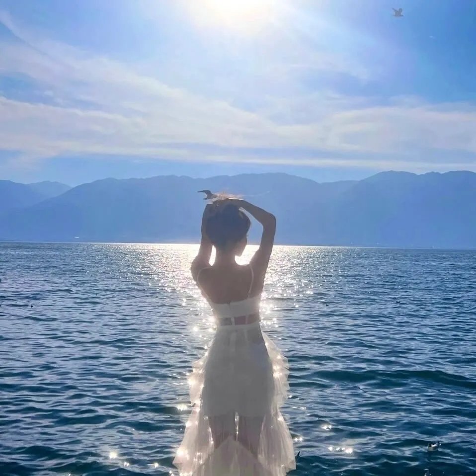 系红裤带的女人